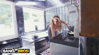 BANGBROS - piroska és a farkas pornóban