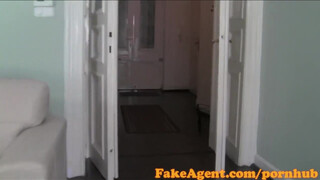 FakeAgent - bombázó milf engedi fenékbe is