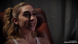 Csoport Szex creampie - kicsike tetkós kiscsaj jól bírja a kiképzést
