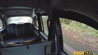 Adelle Unicorn bekapja a sofőr faszát - Fake Taxi