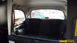 Luna Rival szőrös picsája megdugva - Fake Taxi
