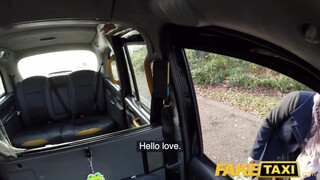 Phoenix Madina kinyalja a taxis seggét - Fake Taxi