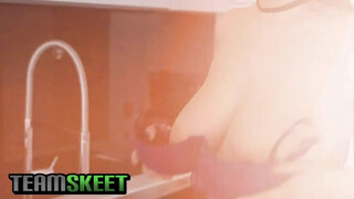 TeamSkeet - szeplős lány és a sperma az arcán