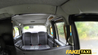 Fake Taxi - Liz Rainbow bekapja a taxis faszát