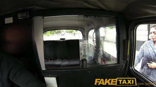 FakeTaxi csoki hajú angol nő hatalmas pélót szop