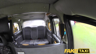 Fake Taxi - Tetovált hölgyemény hátsó bejáratba rakva