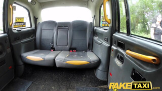 Fake Taxi - Lexi Lou hátsó bejáratba kefélve a taxiban