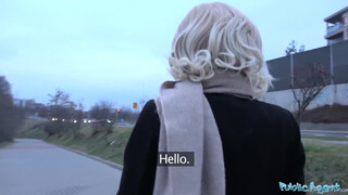 Public Agent - lakótelepi csajjal