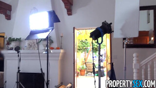 PropertySex - a szőrös pinájú Lena Paul