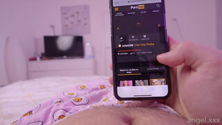 Nicole Doshi megmutatja a meztelen testét