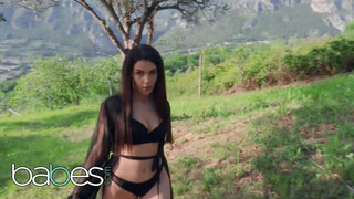BABES - Lena Paul szőrös pinája megkúrelva