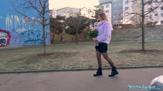 PublicAgent - Isabelle a hatalmas tőgyes tini