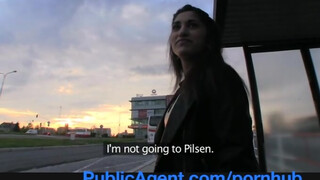 Katia felszedve a buszmegállóban