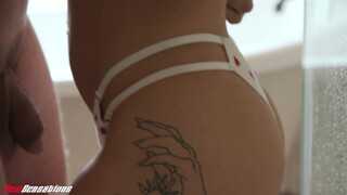 New Sensations - Riley Reid és egy idősebb faszi