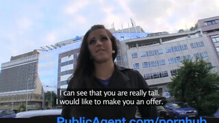 PublicAgent - Karol Lilien a méretes cicis szöszi