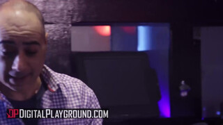 Digital Playground - Abella Danger szőrös picsája megdöngetve