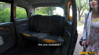 Fake Taxi - Vékony vörös hajú hölgyemény a hatásó ülésen