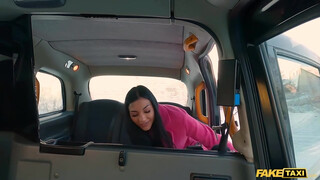 Fake Taxi - Lena Coxx kúrel a sofőrrel