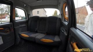 Fake Taxi - Óriás keblű világos szőke a hátsó ülésen