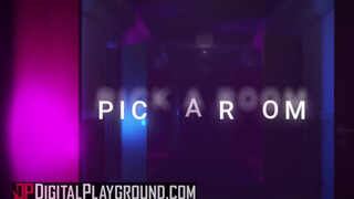 Digital Playground – Abella Danger nem csak a falra mászik fel