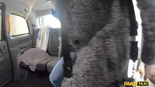 Fake Taxi - Pici cicis fiatal kisasszony lovagol