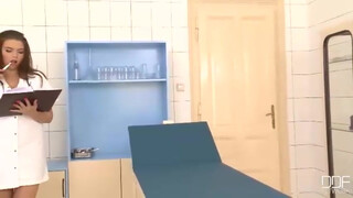 Csöcsös nővérke popsiba tolva