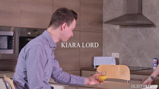 Kiara Lord benyeli a pélót