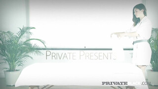 PrivateBlack - Julia Rocka a fullos masszőr spiné