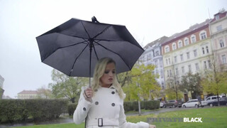 PrivateBlack - Victoria Pure hátsó bejáratba dugva