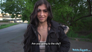 Public Agent - Alicia Trece a fogszabályzós brazil nőci