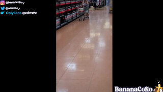 BananaCoko a autóban dug