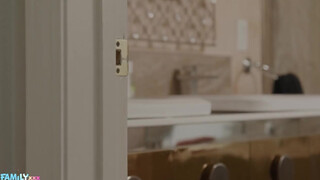FamilyXXX - Gigi Dior a csöcsös mostoha anya