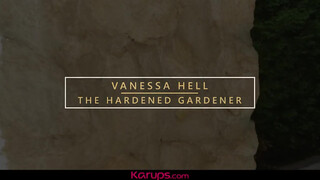 Karups - Vanessa Hell a kicsike kannás milf