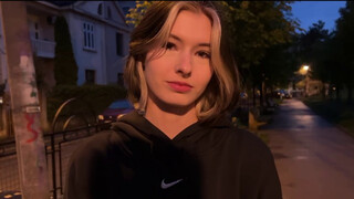 Cutie Kim megkúrelva hátulról