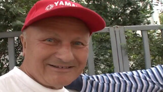 Gyuribácsi és a haverja kúrják a lányt