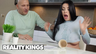 REALITY KINGS - Kira Queen a szomszéd manussal kúrel