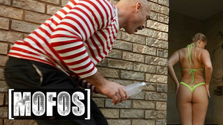 MOFOS - Harley King a bombázó világos szőke tini nőci
