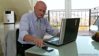 Gyuribácsi imádja a fiatal picsát