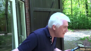 Szexi bige szereti idősebb férfiakkal a szexet és érezni a farkukat magában