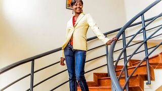 Barna amatőr casting forgatás irodai fotózásra alaposan megbassza a hatalmas faszú producer