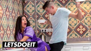 A fullos szobalány Jade Presley kitakarít és cidázza a hatalmas faszkat a forró szálláson