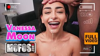 Karcsú fekete Vanessa Moon megküzd jmac méretes farkával minden pózban