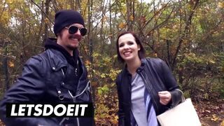 Hatalmas tőgyes néger hajú német lány felvétel a méretes kombiban vad baszásra