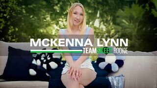 Mckenna Lynn legelső pornója: világos szőke picsa vad faszas kalandja