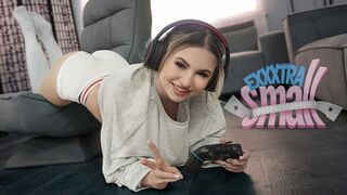 Kicsike tini hölgyemény Aria Banks elkapja magas mostohabátyját Chris Epicet, aki a szobájában kézimunkázza a rúdja