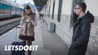 Selvaggia tini kisasszony felfogta Charlie Dean méretes faszát egy gyors pov dugásra
