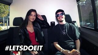 Vékony csoki Coco Kiss pénzért cumizza a hatalmas néger fazt az verdában