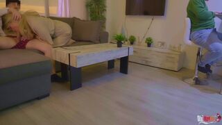 Mostohaanya cumizza a nevelő fia farkát és hátsó bejáratba reszelik a férje háta mögött