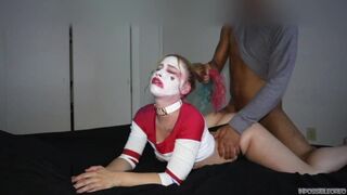 Harley quinn durván cumizza a nagy dákót és lovagol rajta beleélvezésig éjszakai változatban
