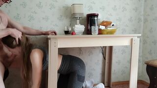 Gyorsan leszopott az asztal alatt